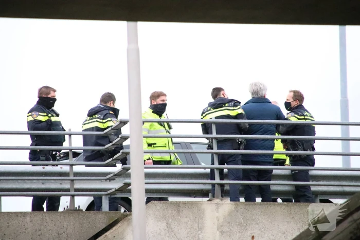 Automobilist met verward gedrag van snelweg gehaald