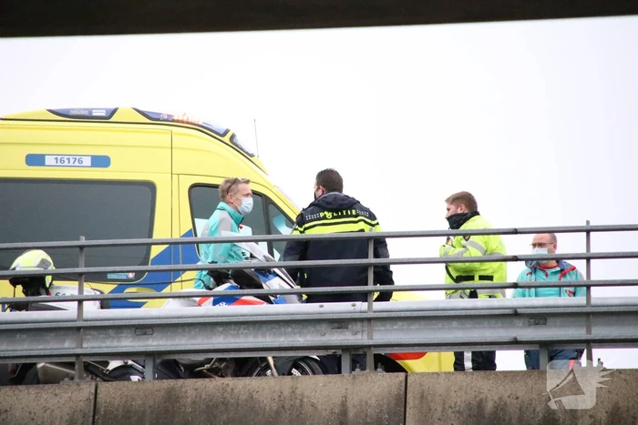 Automobilist met verward gedrag van snelweg gehaald