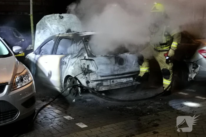 Twee auto's uitgebrand en derde beschadigd