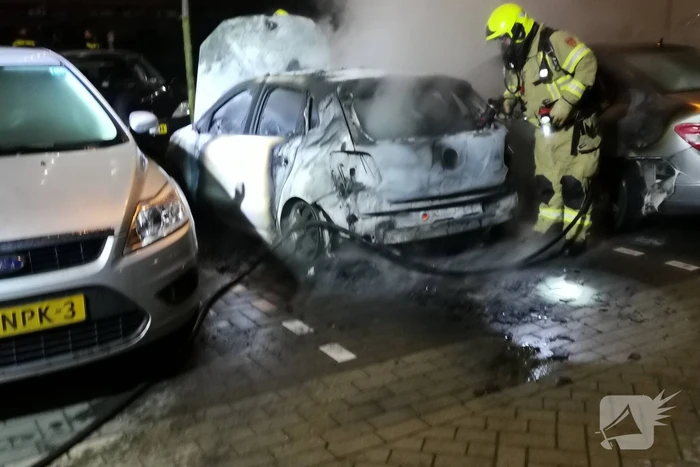 Twee auto's uitgebrand en derde beschadigd
