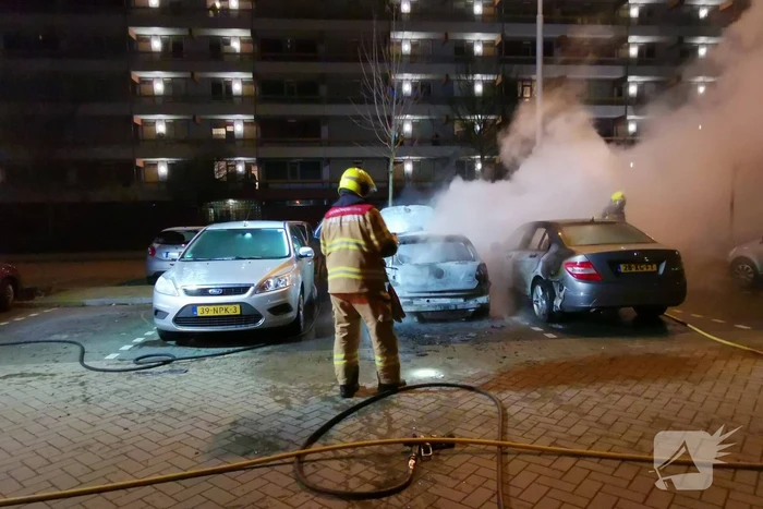 Twee auto's uitgebrand en derde beschadigd