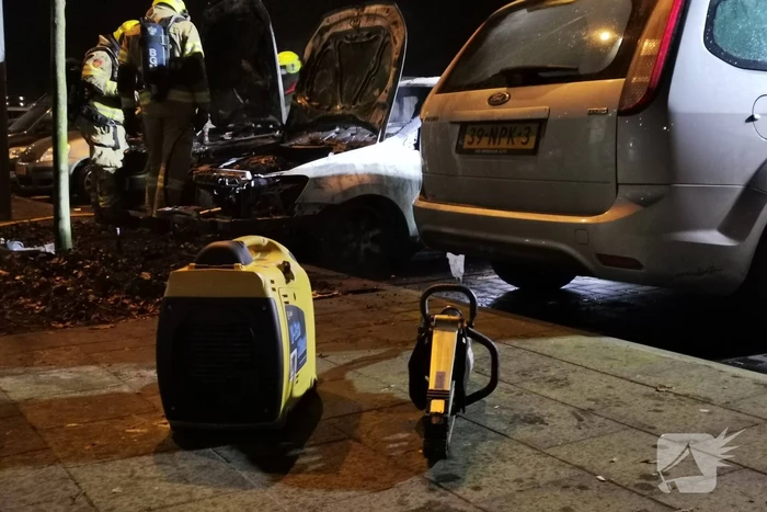 Twee auto's uitgebrand en derde beschadigd
