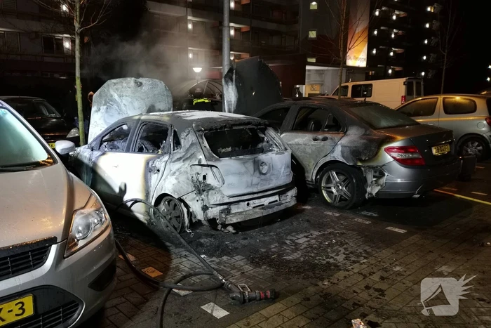 Twee auto's uitgebrand en derde beschadigd