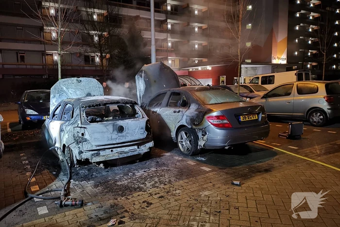 Twee auto's uitgebrand en derde beschadigd