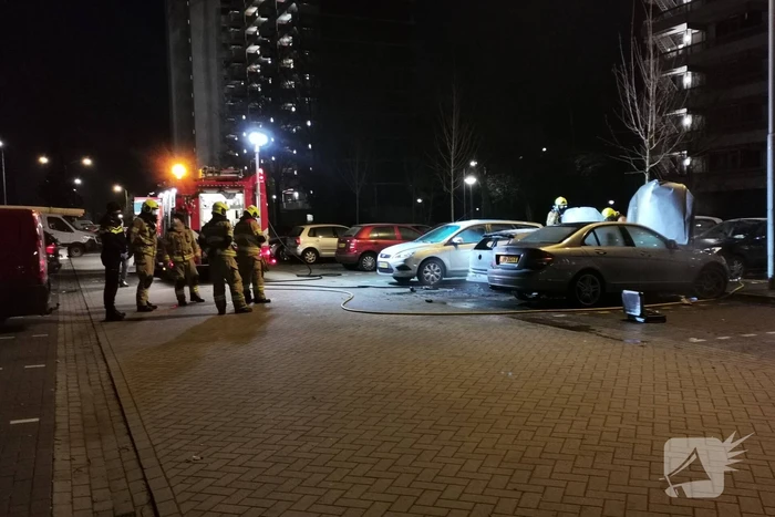Twee auto's uitgebrand en derde beschadigd