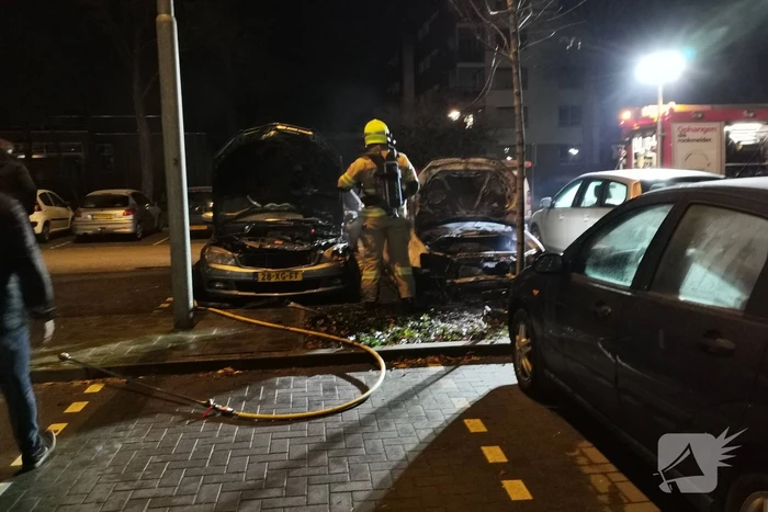 Twee auto's uitgebrand en derde beschadigd