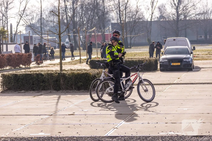 Grote politiemacht tijdens koffiedrinken' op Zwitsal Terrein