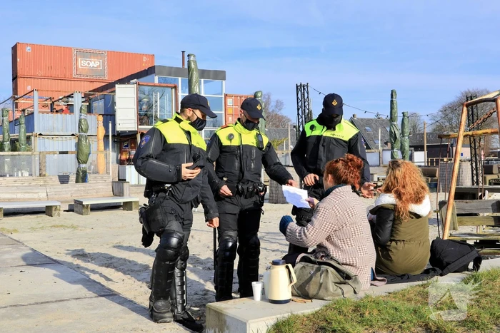 Grote politiemacht tijdens koffiedrinken' op Zwitsal Terrein