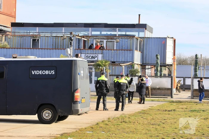 Grote politiemacht tijdens koffiedrinken' op Zwitsal Terrein