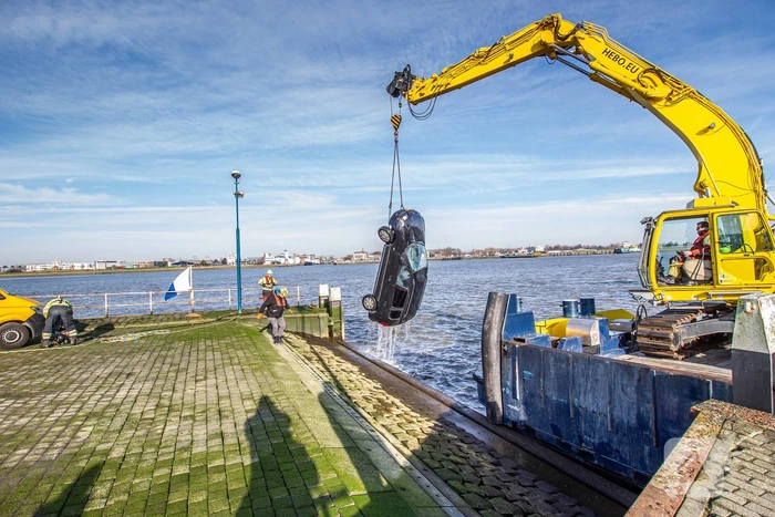 Personenauto belandt in de maas