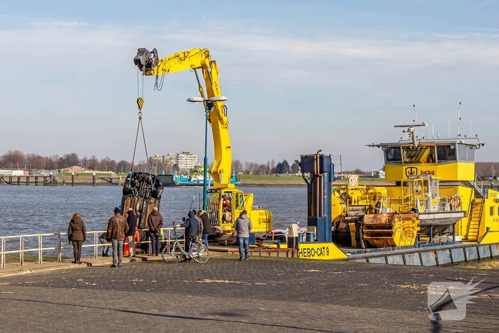 Personenauto belandt in de maas