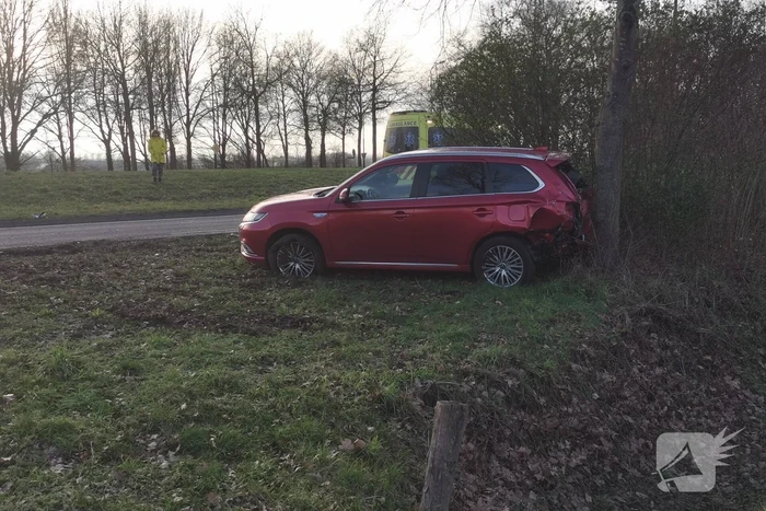 Auto tegen lantaarnpaal na ongeval