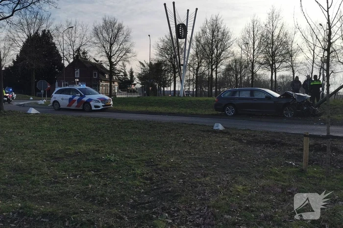 Auto tegen lantaarnpaal na ongeval