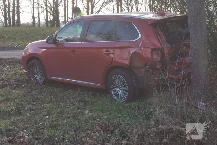 Auto tegen lantaarnpaal na ongeval