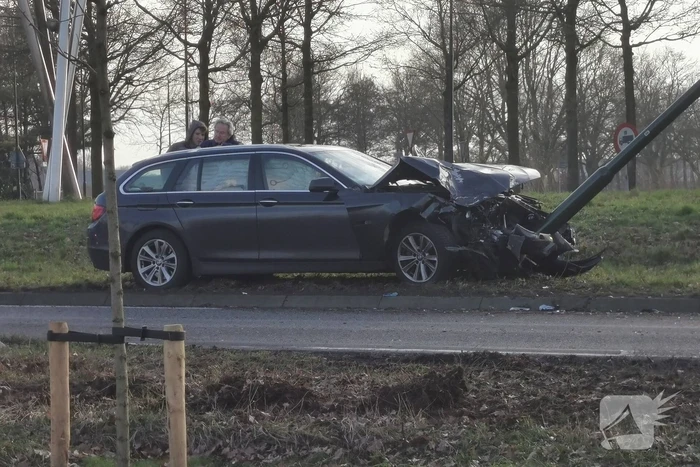 Auto tegen lantaarnpaal na ongeval