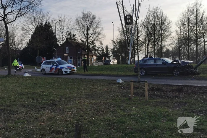 Auto tegen lantaarnpaal na ongeval