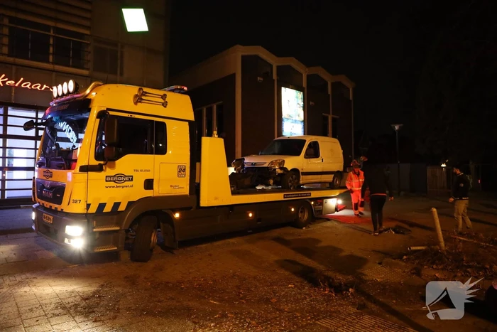 Bestelbus in de kreukels na botsing