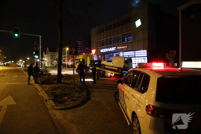 Bestelbus in de kreukels na botsing