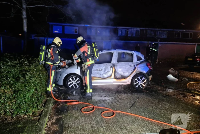 Geparkeerd auto volledig uitgebrand
