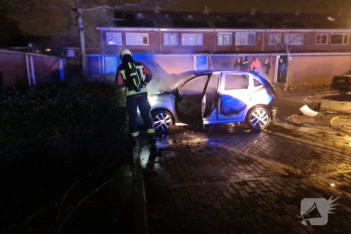 Geparkeerd auto volledig uitgebrand