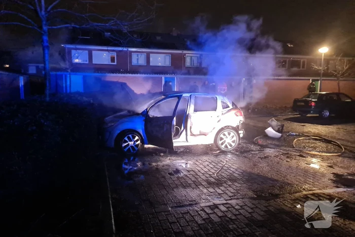 Geparkeerd auto volledig uitgebrand