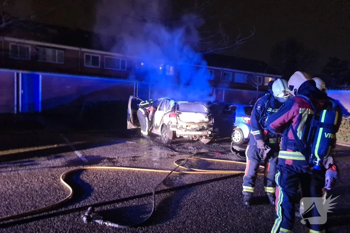 Geparkeerd auto volledig uitgebrand