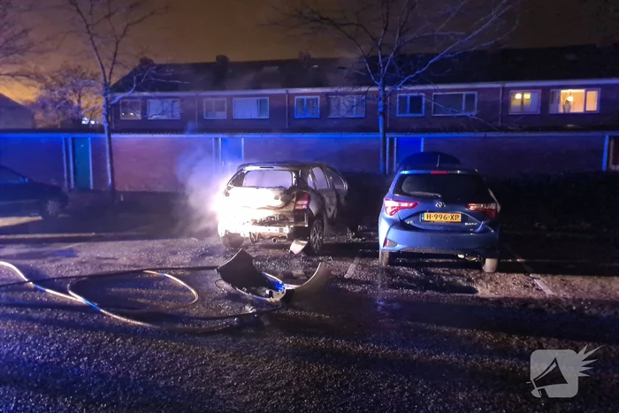 Geparkeerd auto volledig uitgebrand