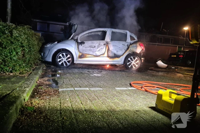 Geparkeerd auto volledig uitgebrand
