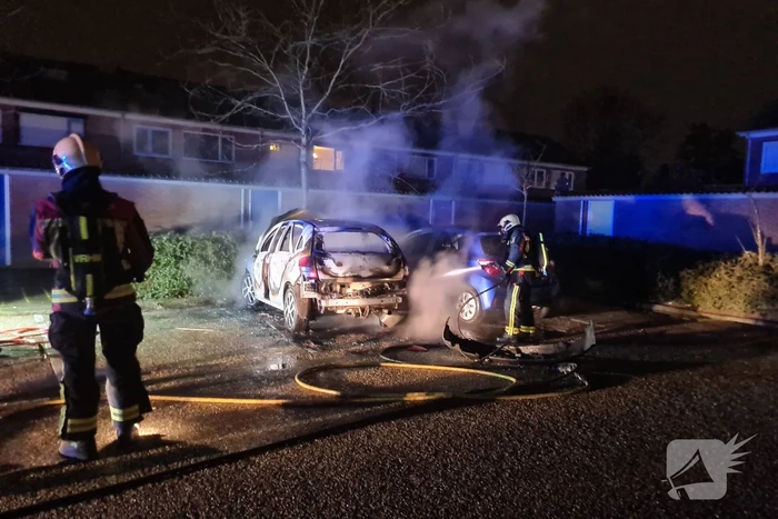 Geparkeerd auto volledig uitgebrand