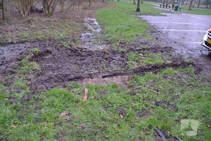 Politieauto rijdt zich vast in modder