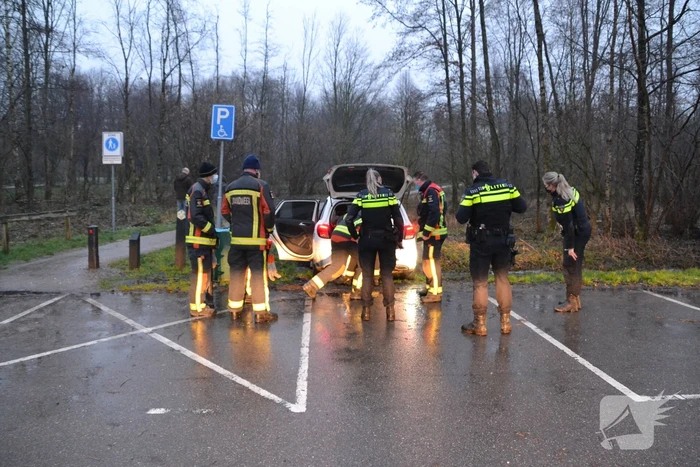 Politieauto rijdt zich vast in modder