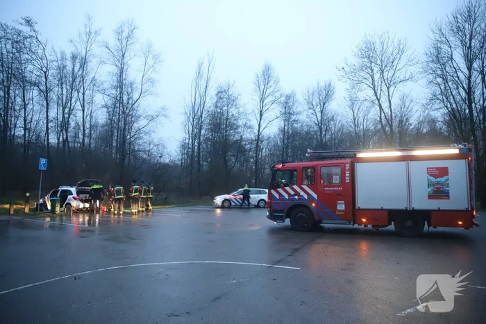 Politieauto rijdt zich vast in modder