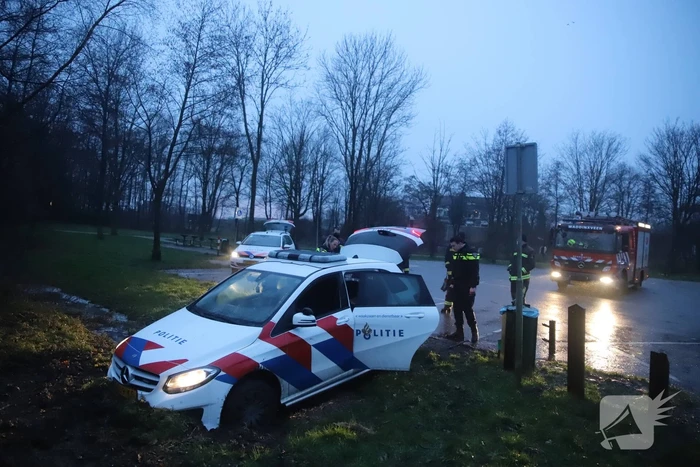 Politieauto rijdt zich vast in modder