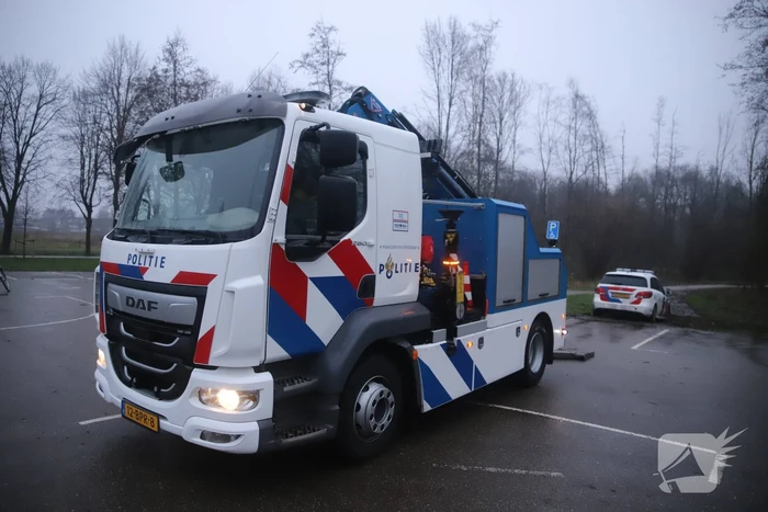 Politieauto rijdt zich vast in modder