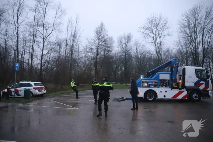 Politieauto rijdt zich vast in modder