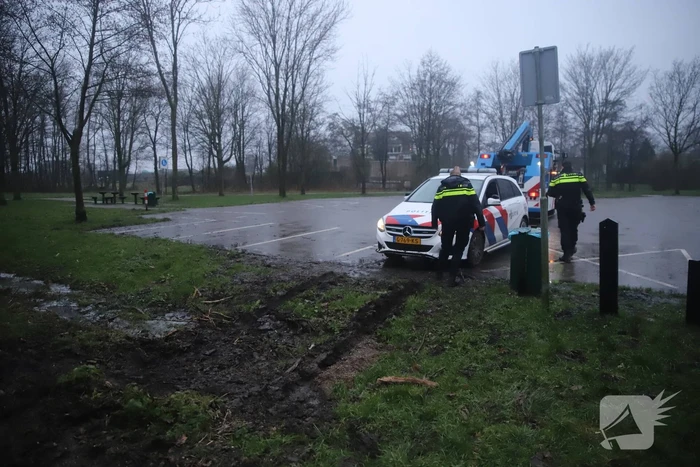 Politieauto rijdt zich vast in modder