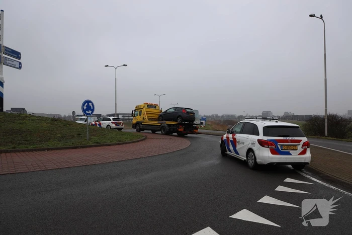 Auto flink beschadigd bij ongeval op rotonde