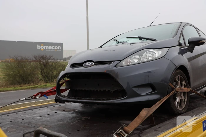 Auto flink beschadigd bij ongeval op rotonde