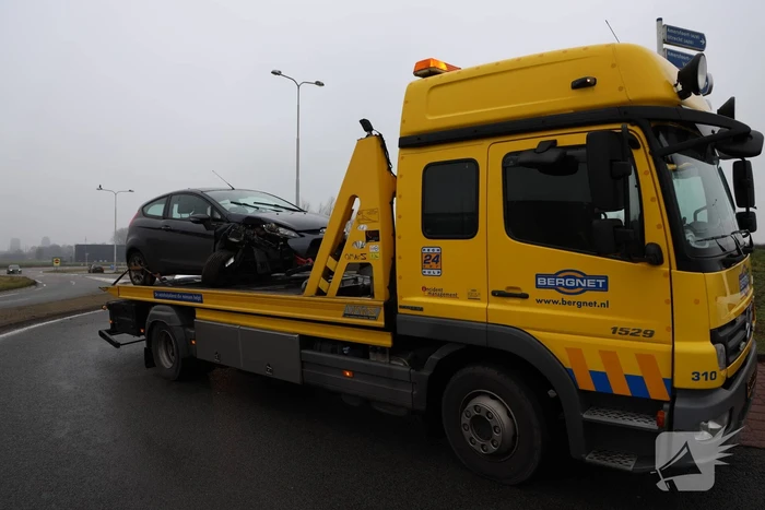 Auto flink beschadigd bij ongeval op rotonde
