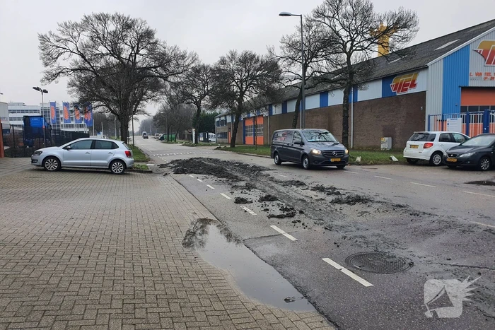 Vrachtwagen verliest lading grond