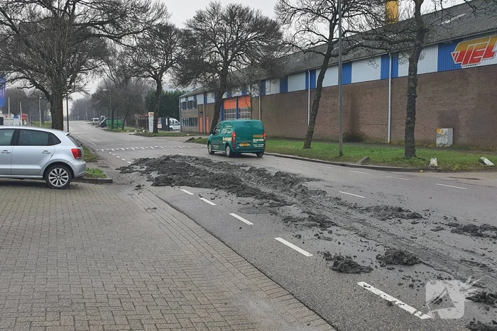 Vrachtwagen verliest lading grond