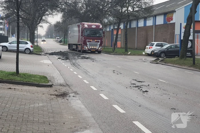 Vrachtwagen verliest lading grond
