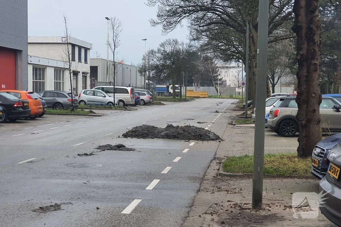 Vrachtwagen verliest lading grond