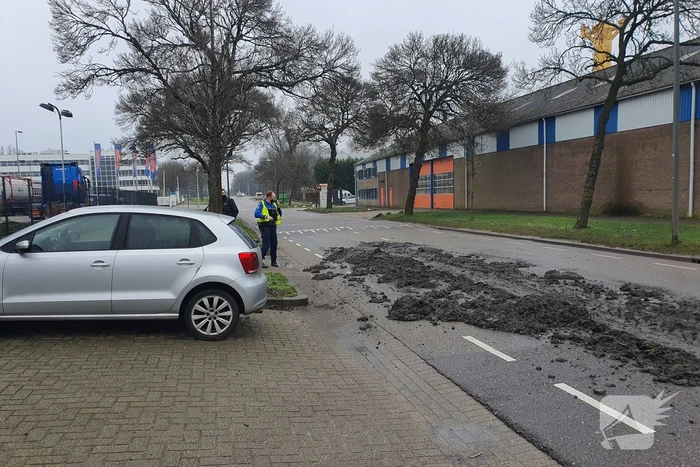 Vrachtwagen verliest lading grond