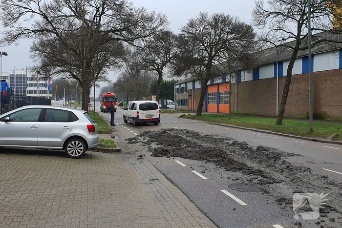 Vrachtwagen verliest lading grond