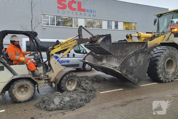 Vrachtwagen verliest lading grond