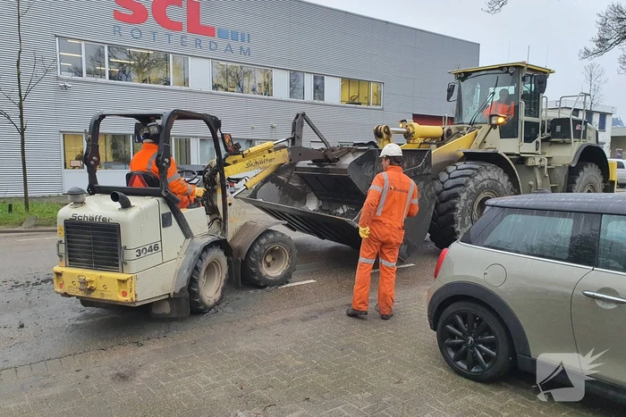 Vrachtwagen verliest lading grond