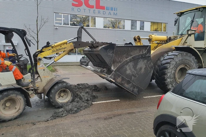 Vrachtwagen verliest lading grond