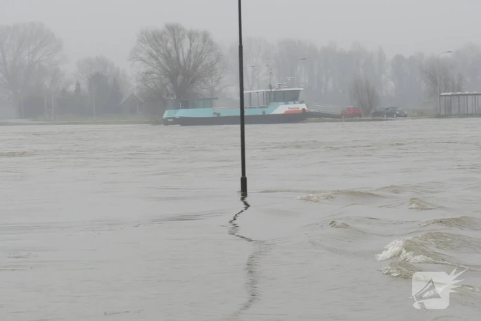 Water van De Waal komt steeds hoger