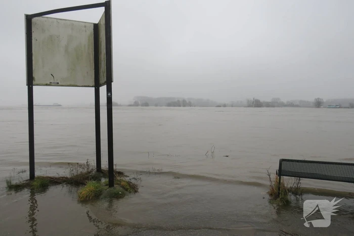 Water van De Waal komt steeds hoger